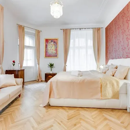 Days - Three-bedroom With Balcony Apartman *