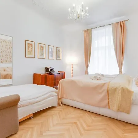 Days - Three-bedroom With Balcony Prag
