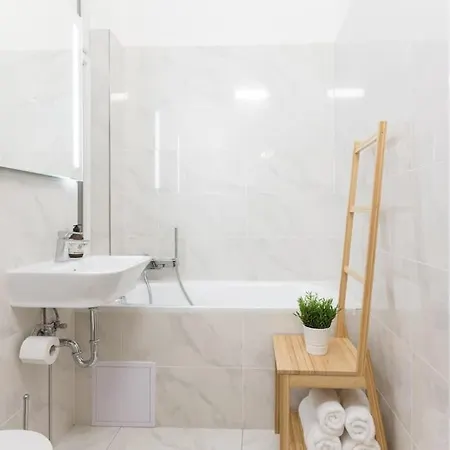 Days - Three-bedroom With Balcony דירה