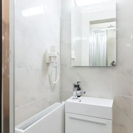 Apartment Days - Three-bedroom With Balcony