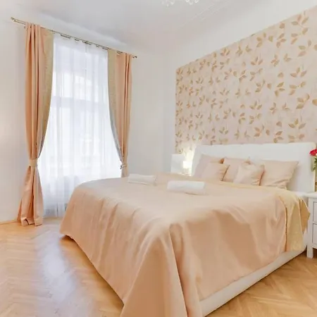 Days - Three-bedroom With Balcony דירה *