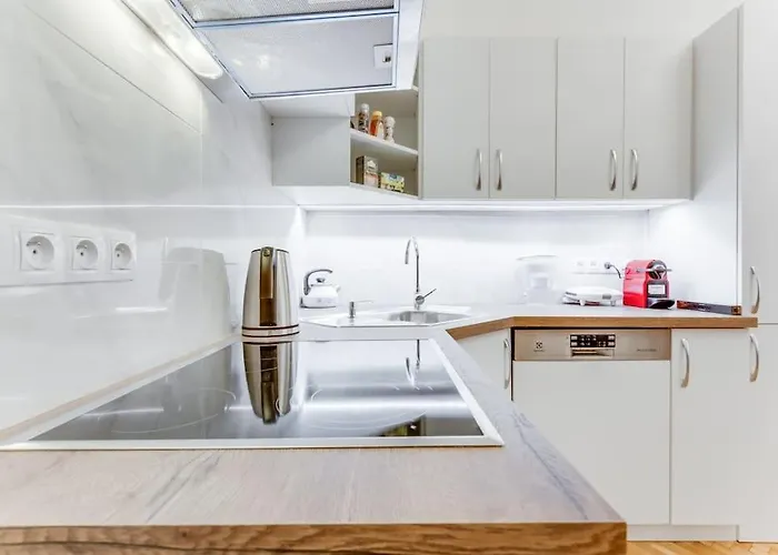 Days - Three-bedroom With Balcony פראג