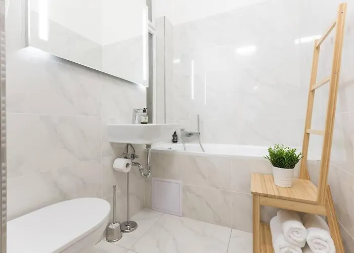 Days - Three-bedroom With Balcony דירה פראג