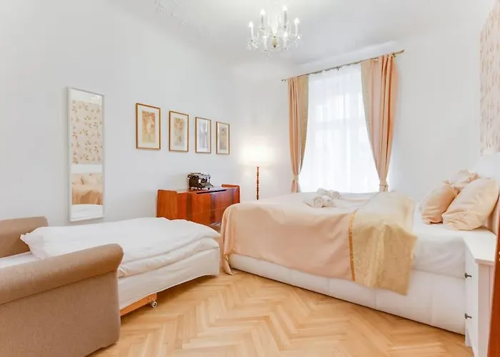 Days - Three-bedroom With Balcony פראג